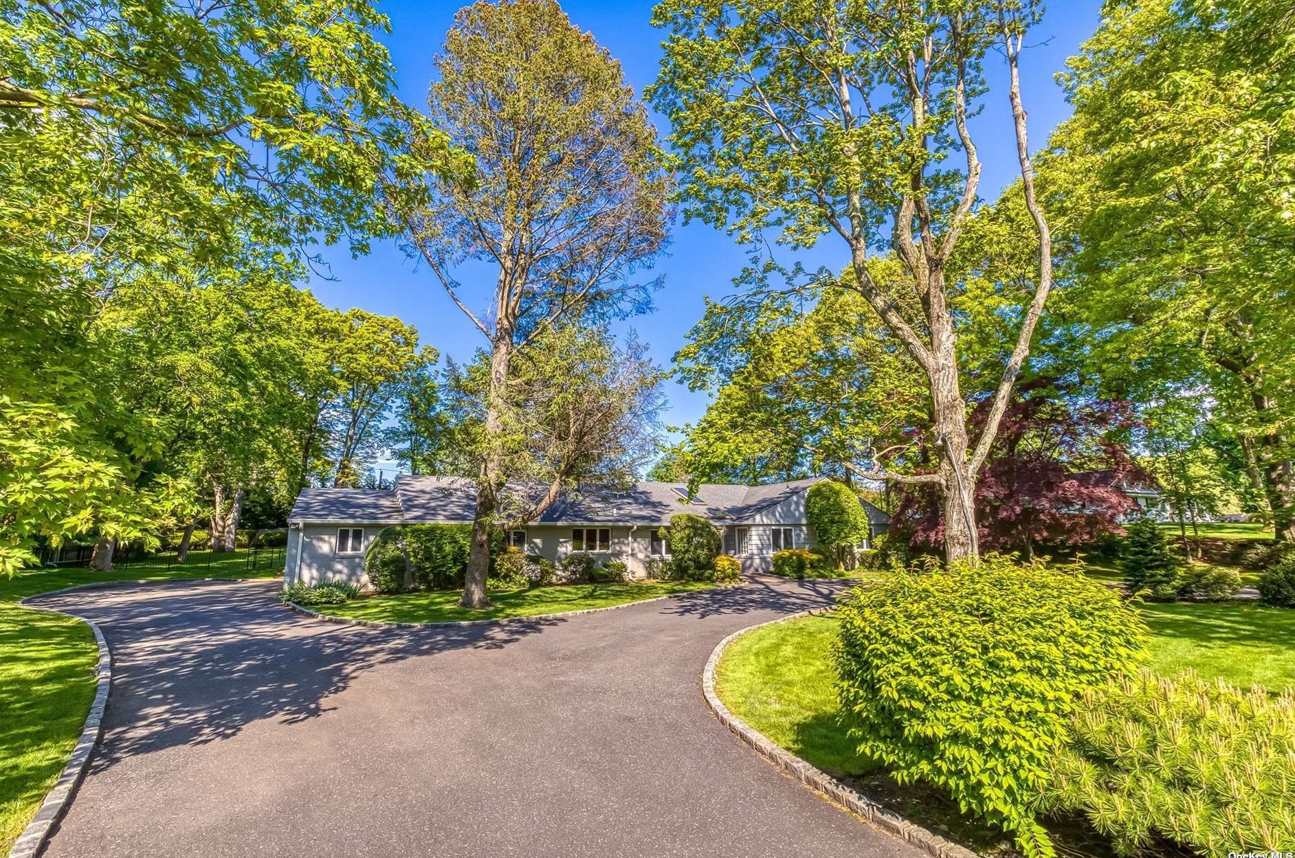 19 Messenger Ln, Port Washington, NY 11050-1340