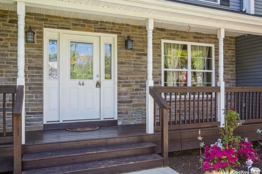 46 Dean St, Hauppauge, NY 11749-1716