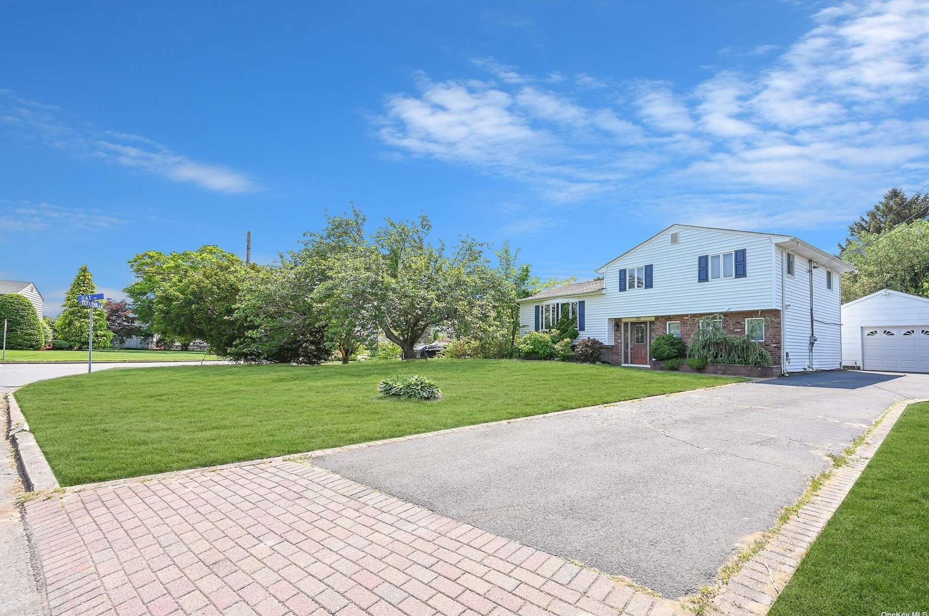 772 Pat Dr, West Islip, NY 11795