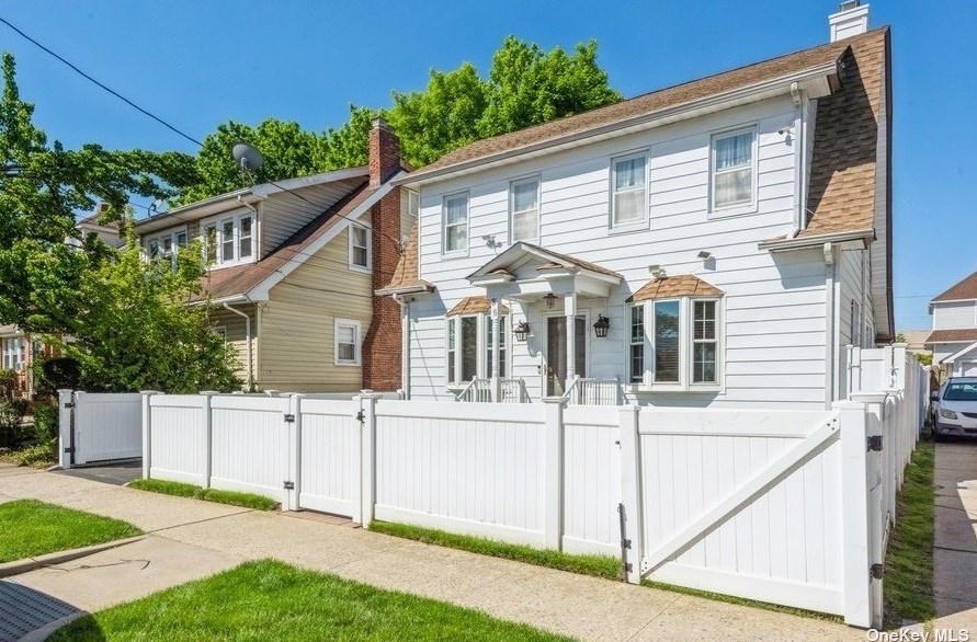 35 Lafayette Ave, Hempstead, NY 11550-1708
