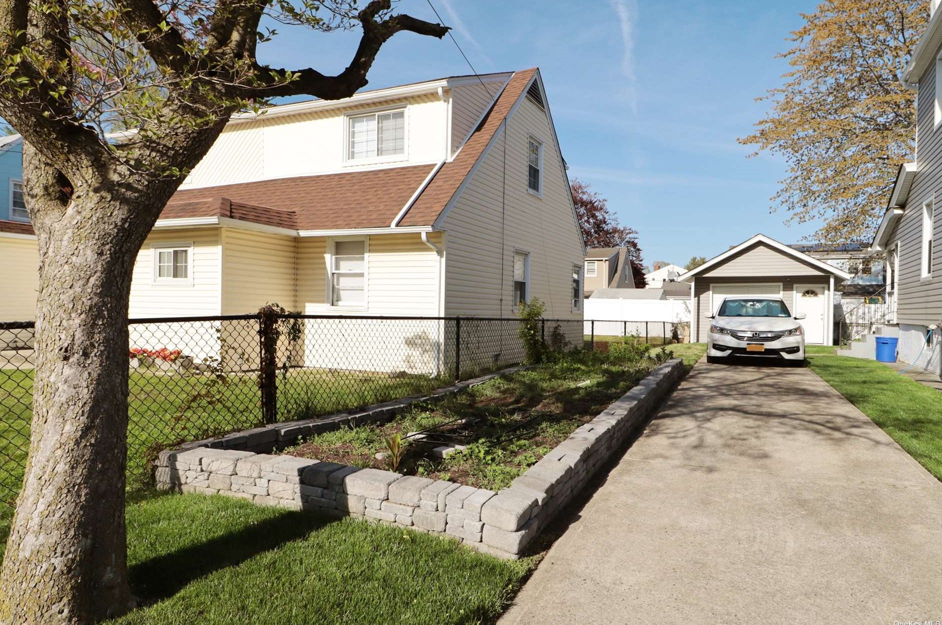 21 Cambridge St, Valley Stream, NY 11581