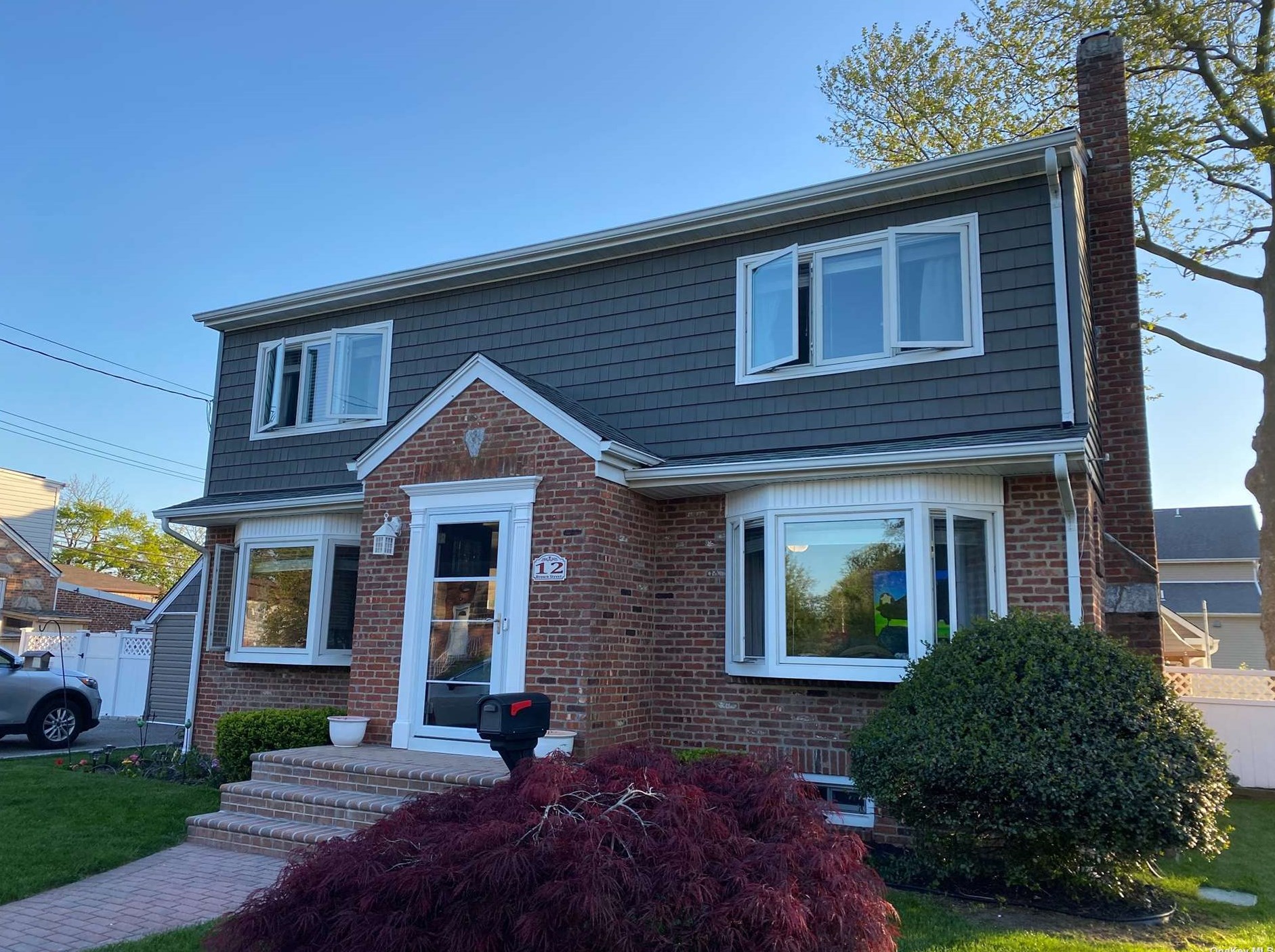 12 Brown St, Babylon, NY 11704