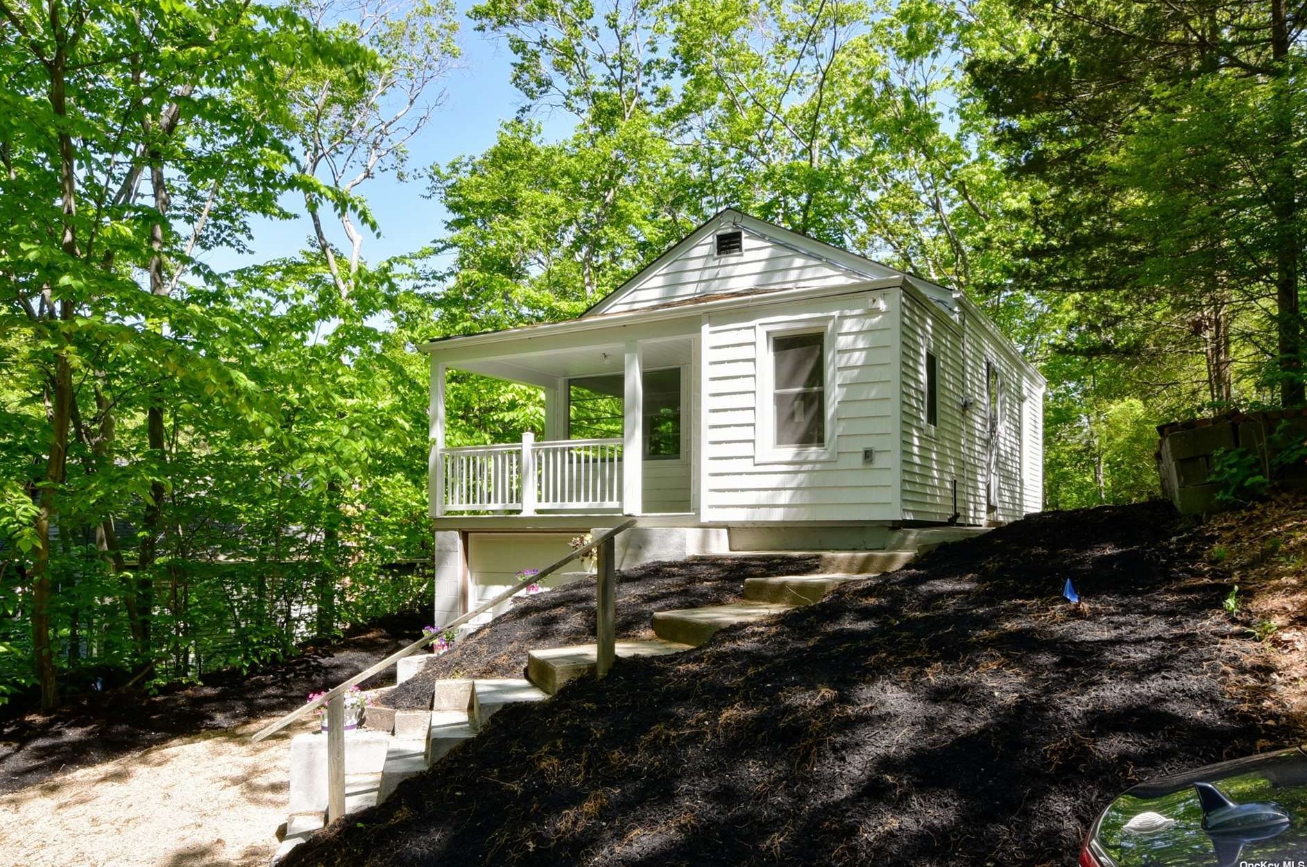 117 Upton Dr, Scotts Beach, NY 11789