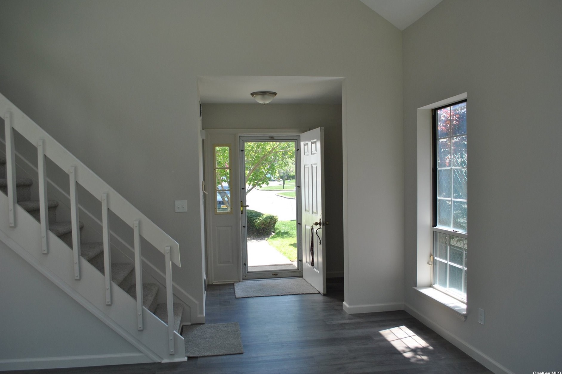 12 Saddlebrook Ct, Middle Island, NY 11953-1938