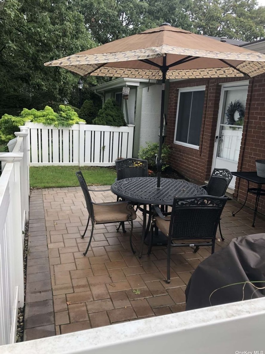 164 Golf Ln, Gordon Heights, NY 11763-1246
