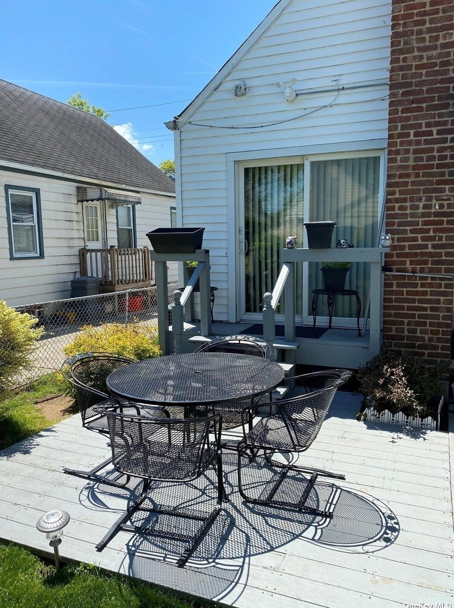 1572 Madison St, Floral Park, NY 11003