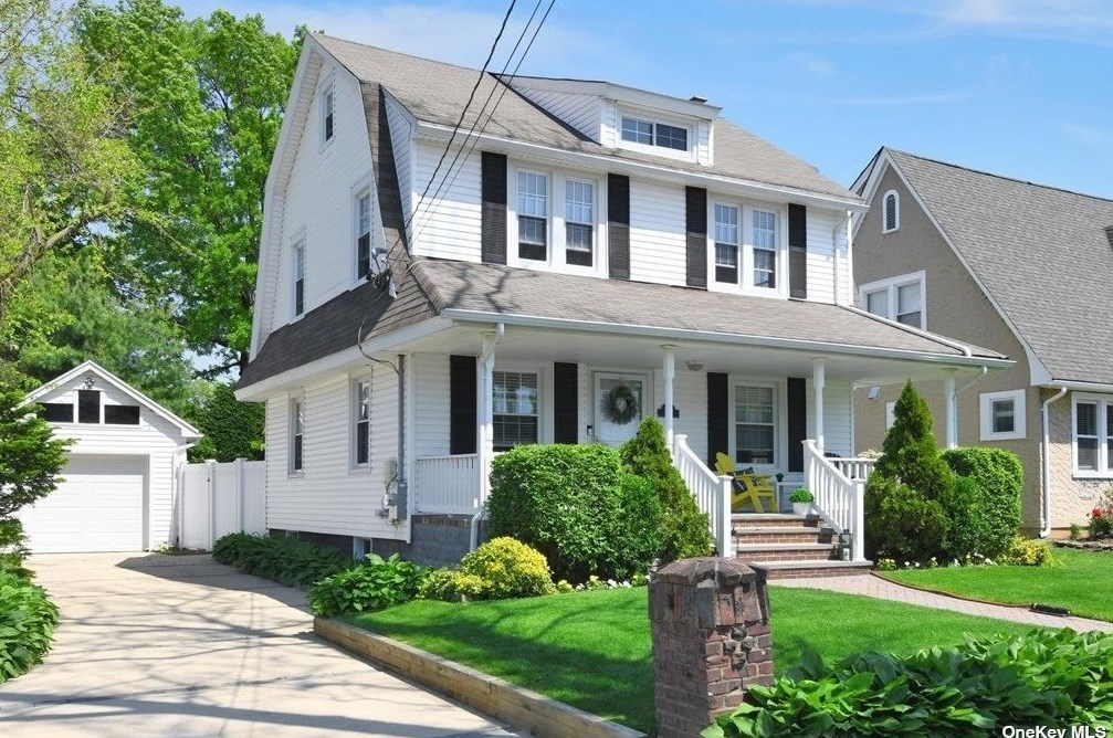 68 Pearsall Ave, Lynbrook, NY 11563-1544