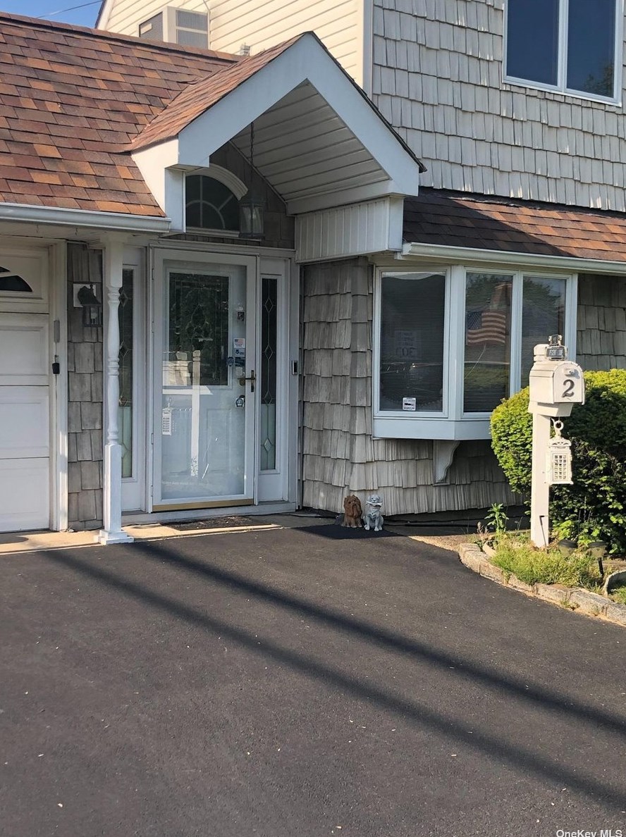 2 Regent Ln, Plainedge, NY 11756-5415
