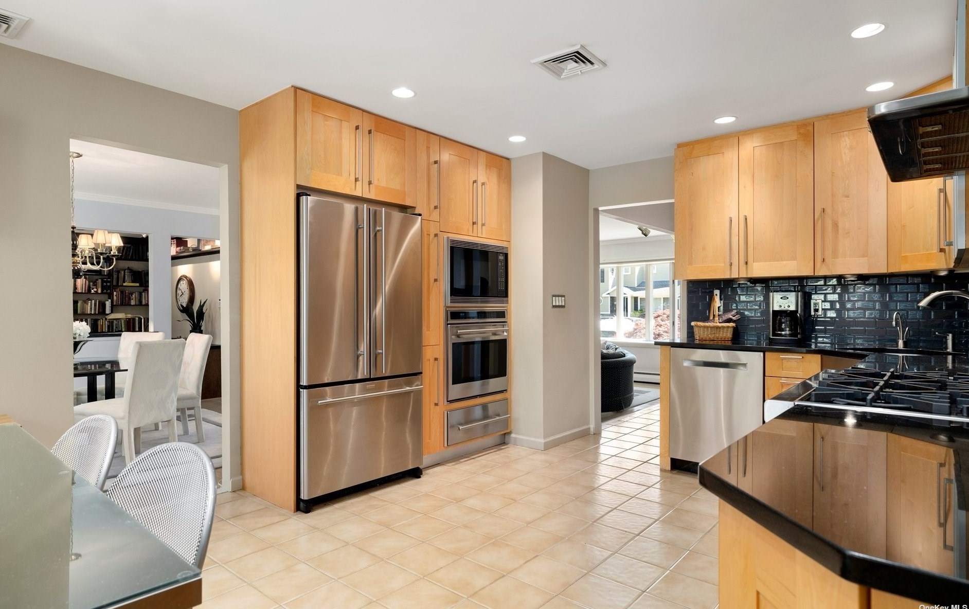 12 Ann Dr, Syosset NY  11791-5904 exterior