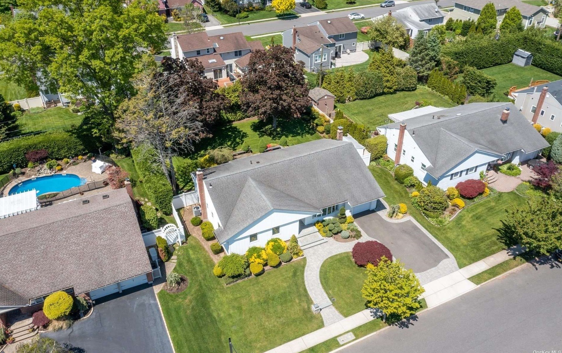 12 Ann Dr, Syosset NY  11791-5904 exterior