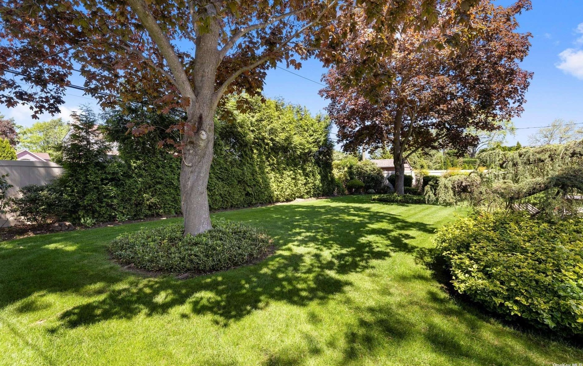 12 Ann Dr, Syosset NY  11791-5904 exterior