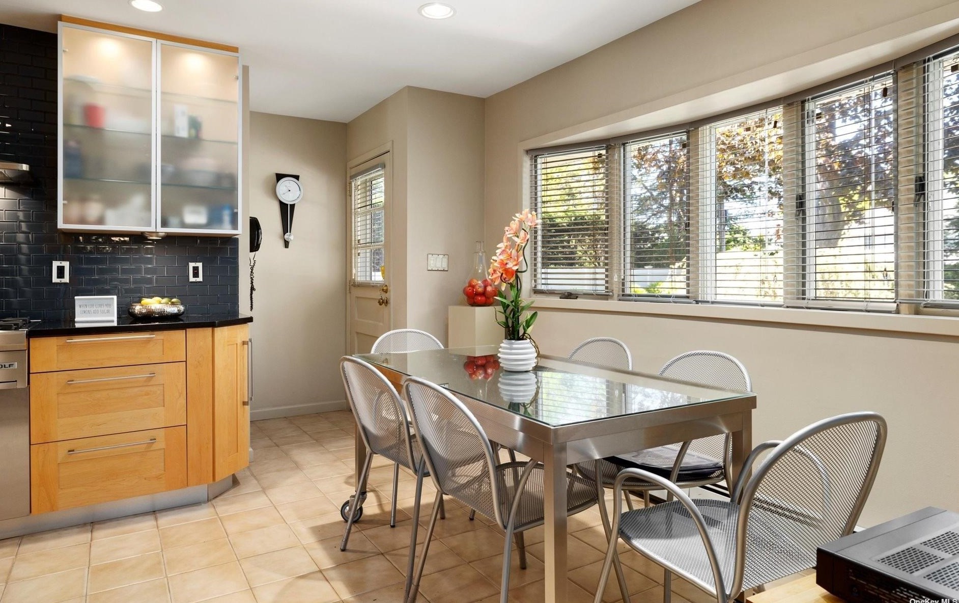 12 Ann Dr, Syosset NY  11791-5904 exterior