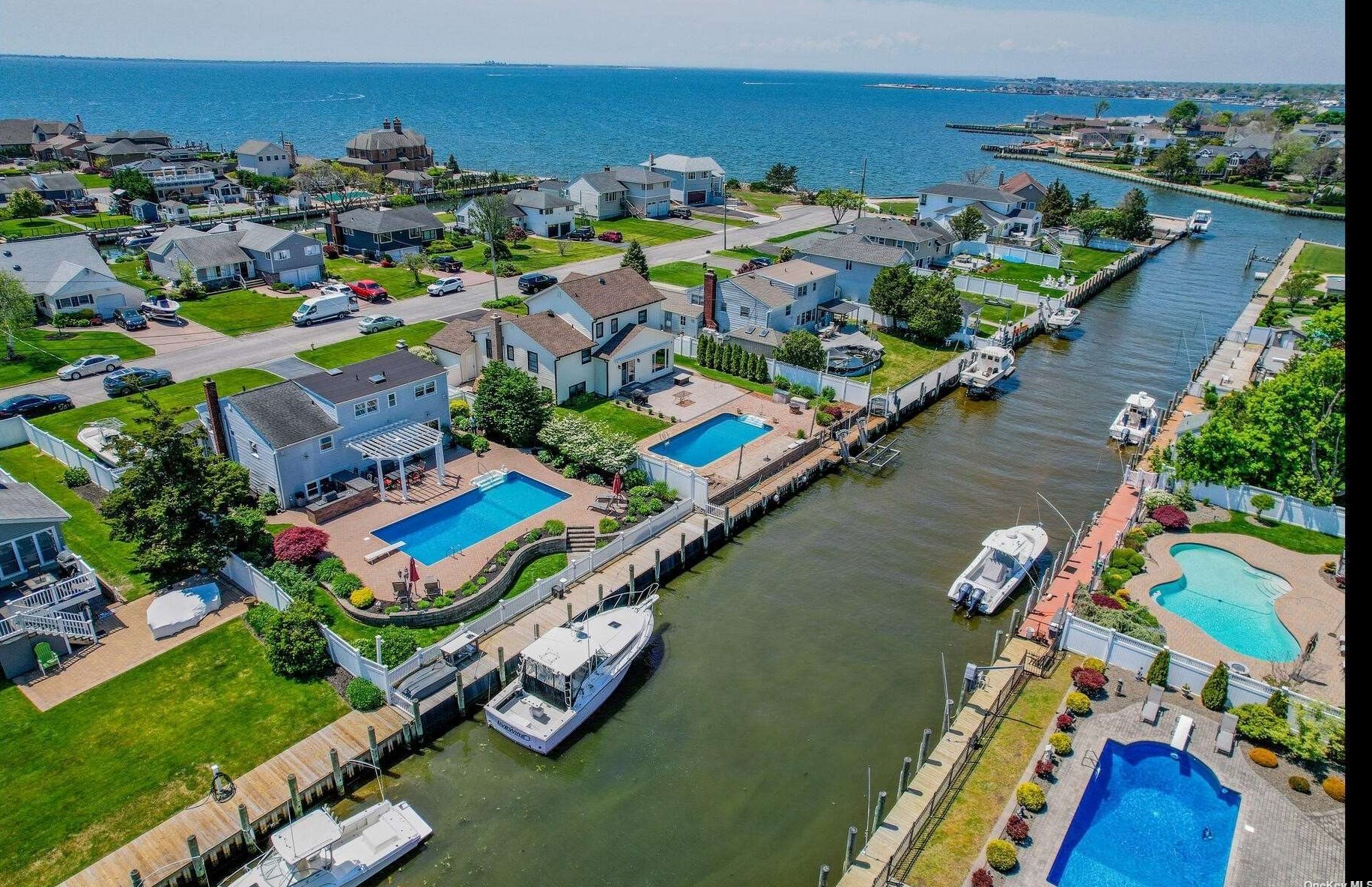 513 Devon Pl, West Islip, NY 11795
