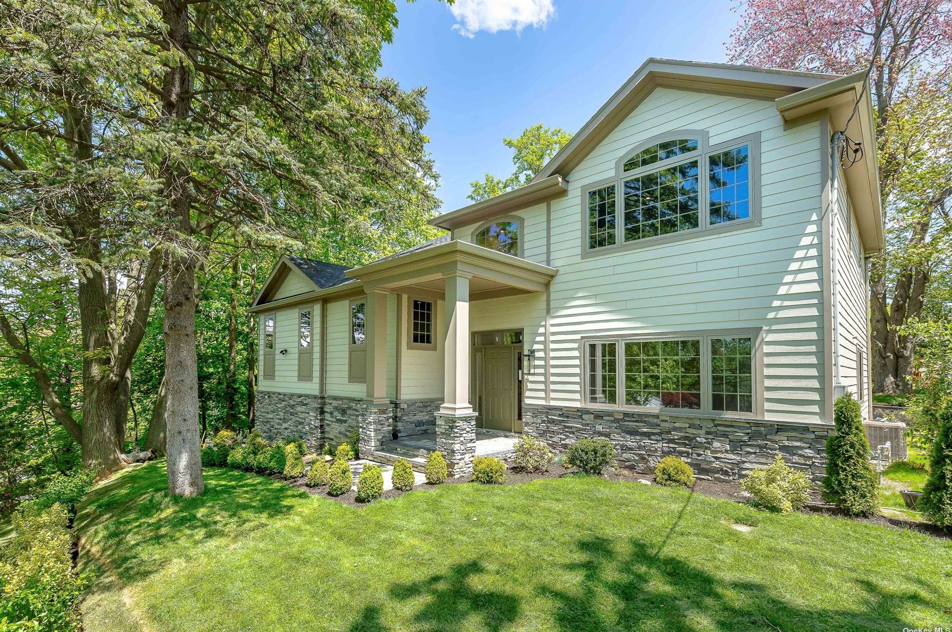 54 Ridge Dr, East Hills, NY 11576-1441