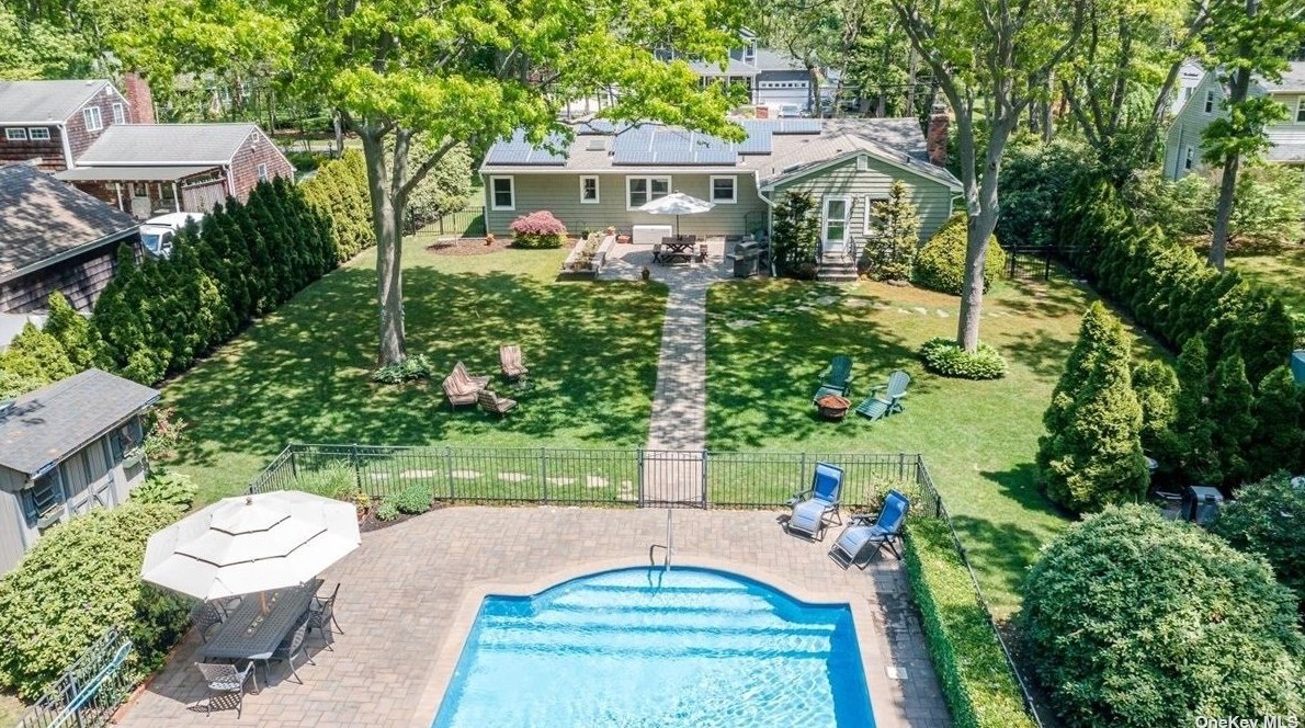 230 Waterford Rd, Oakdale, NY 11769