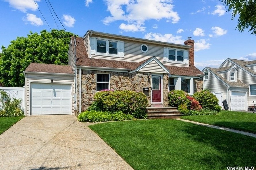 1855 Gerald Ave, Hempstead, NY 11554-1002