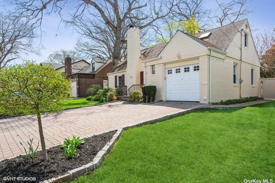 429 Coolidge St, Hempstead, NY 11552-2324