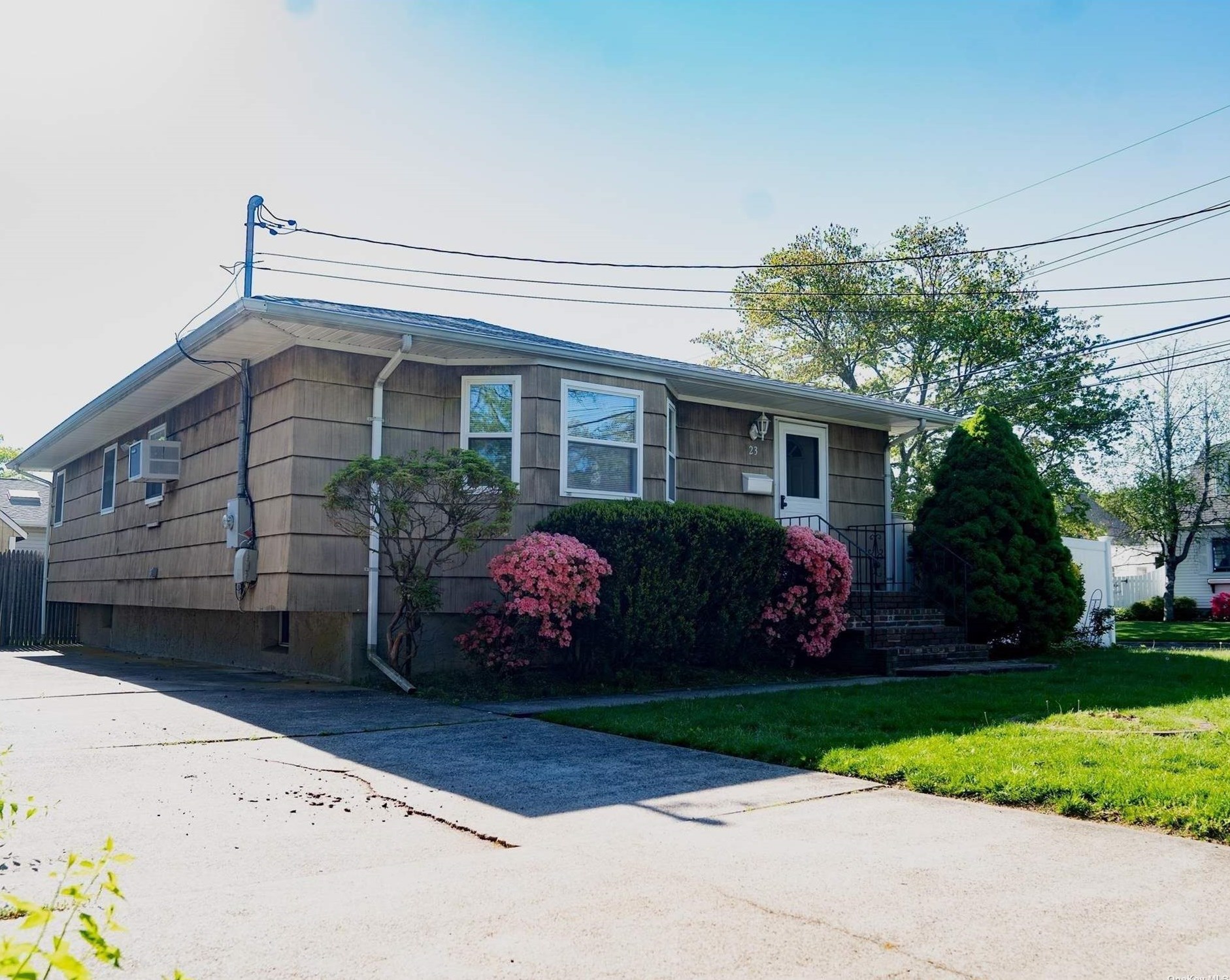23 Sherbrooke Rd, Babylon, NY 11704