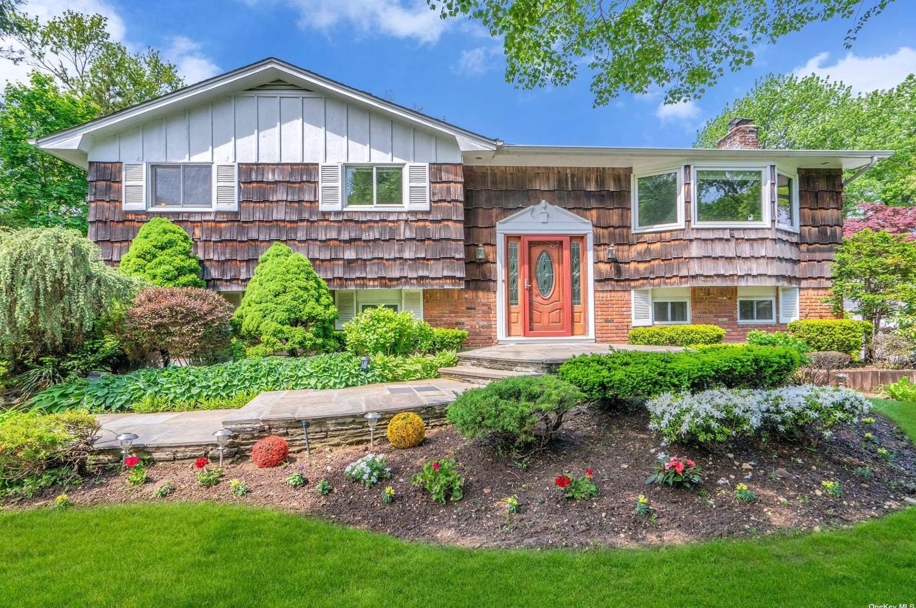 4 Briarcliff Ln, Glen Cove, NY 11542-3103