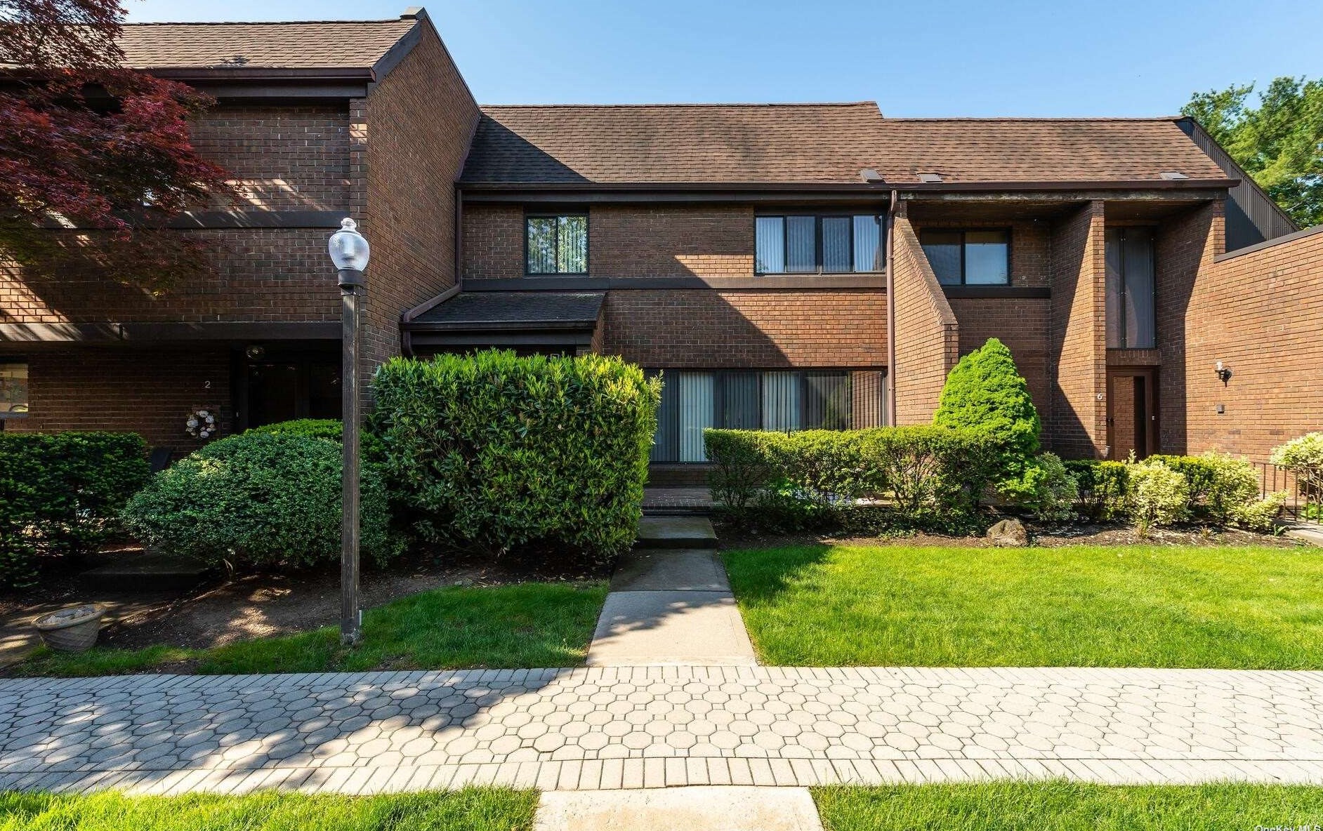 4 Frost Pond Dr, East Hills, NY 11576-2808