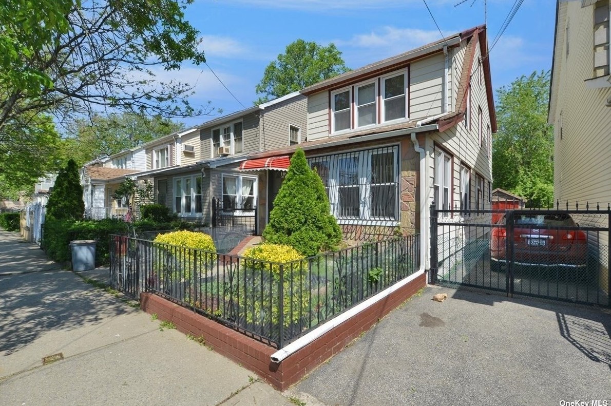 160-17 77th Ave, Flushing, NY 11366-7521
