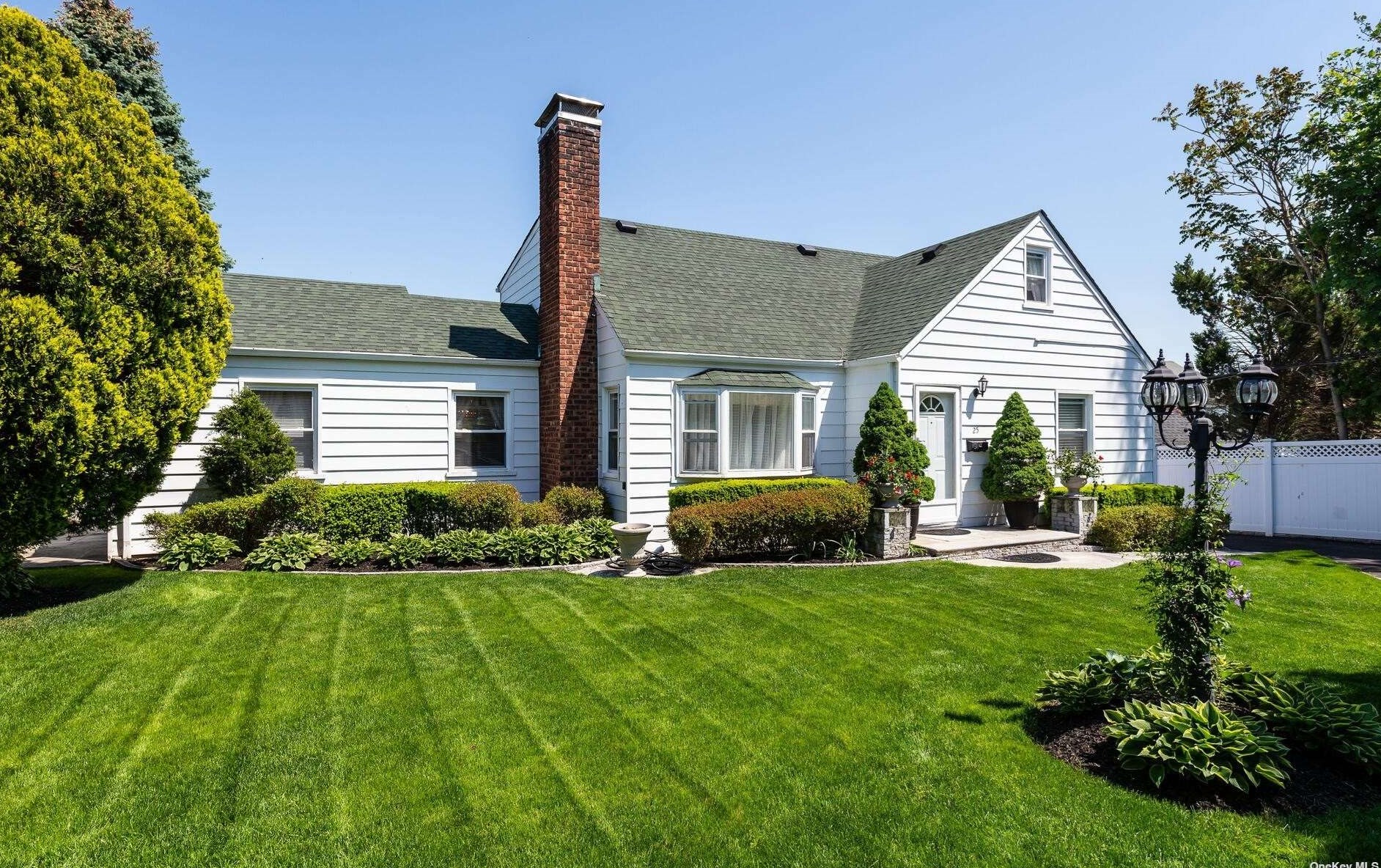 25 Barlow Ave, Glen Cove, NY 11542-1811