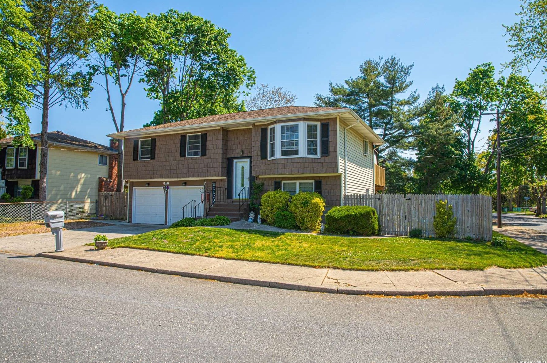 27 Pacific Ave, East Islip, NY 11730