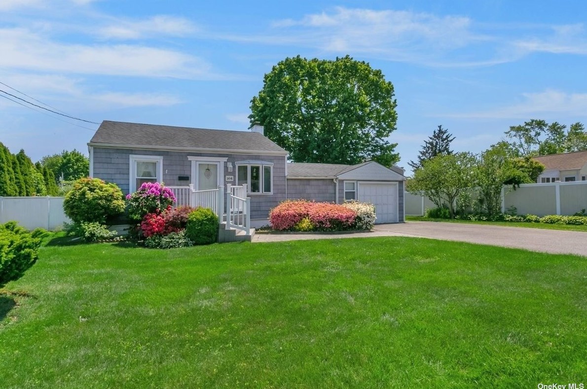 166 17th St, Babylon, NY 11704