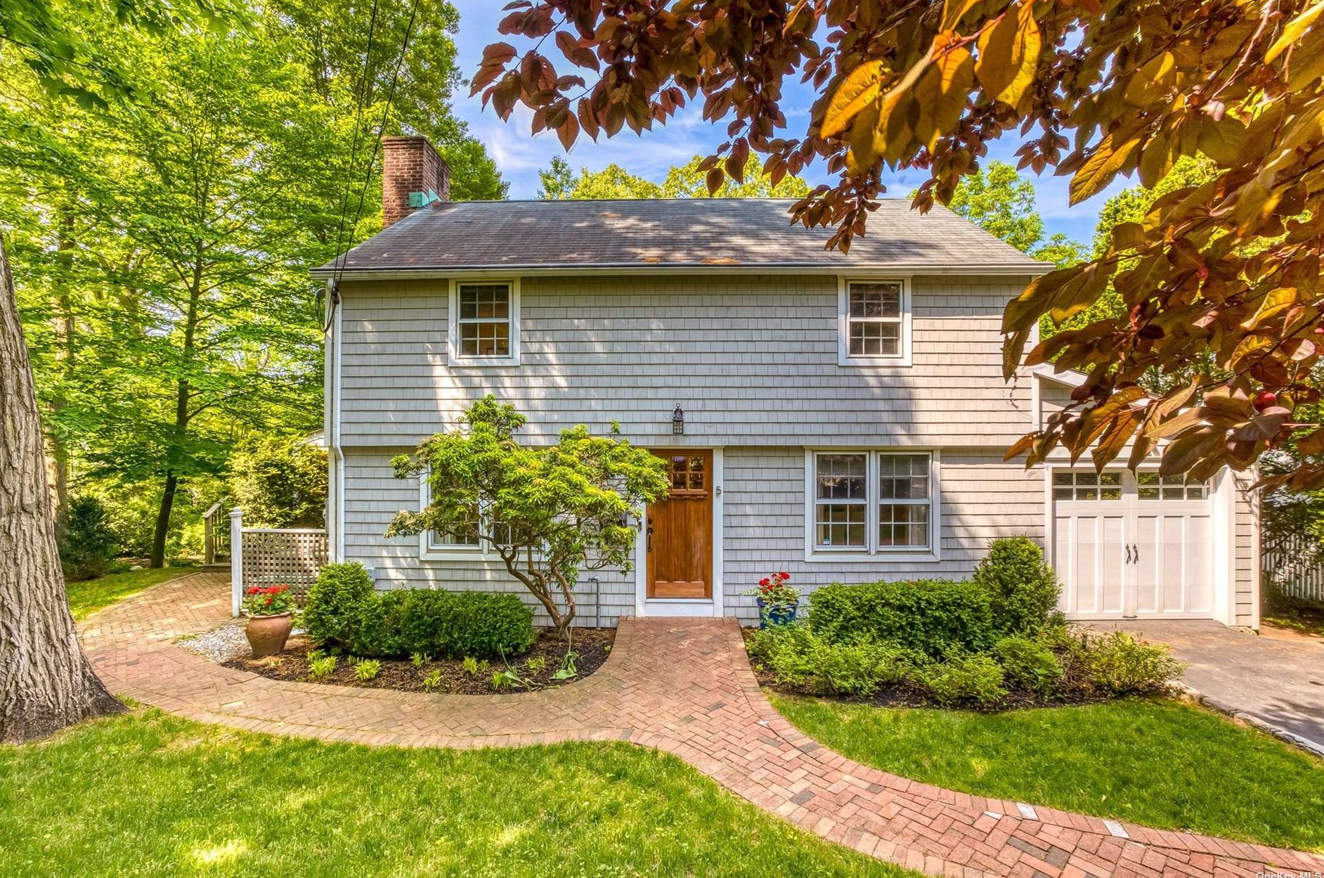 5 Chelsea Dr, Port Washington, NY 11050-4107