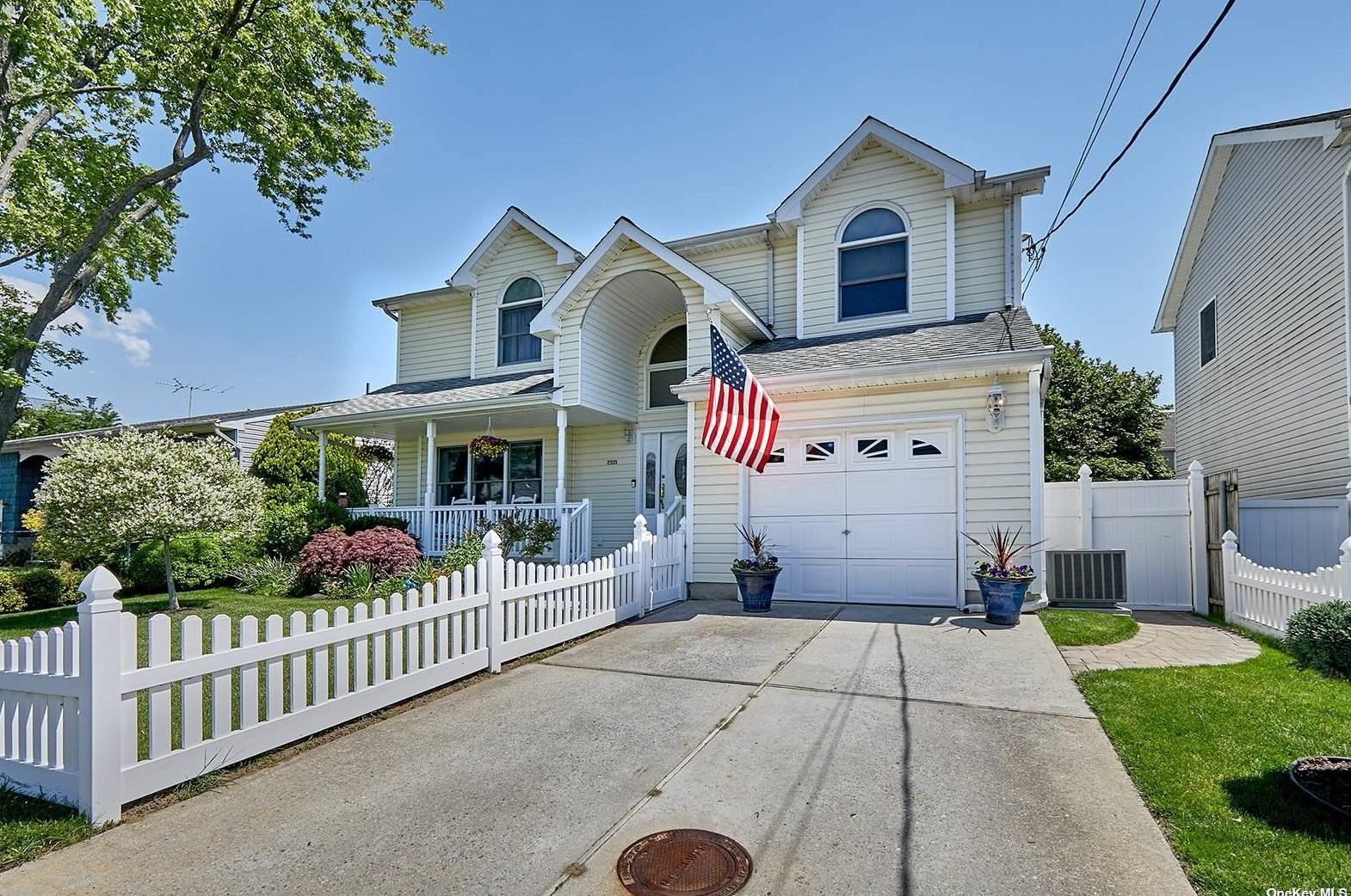 2555 Seminole Ave, Seaford, NY 11783