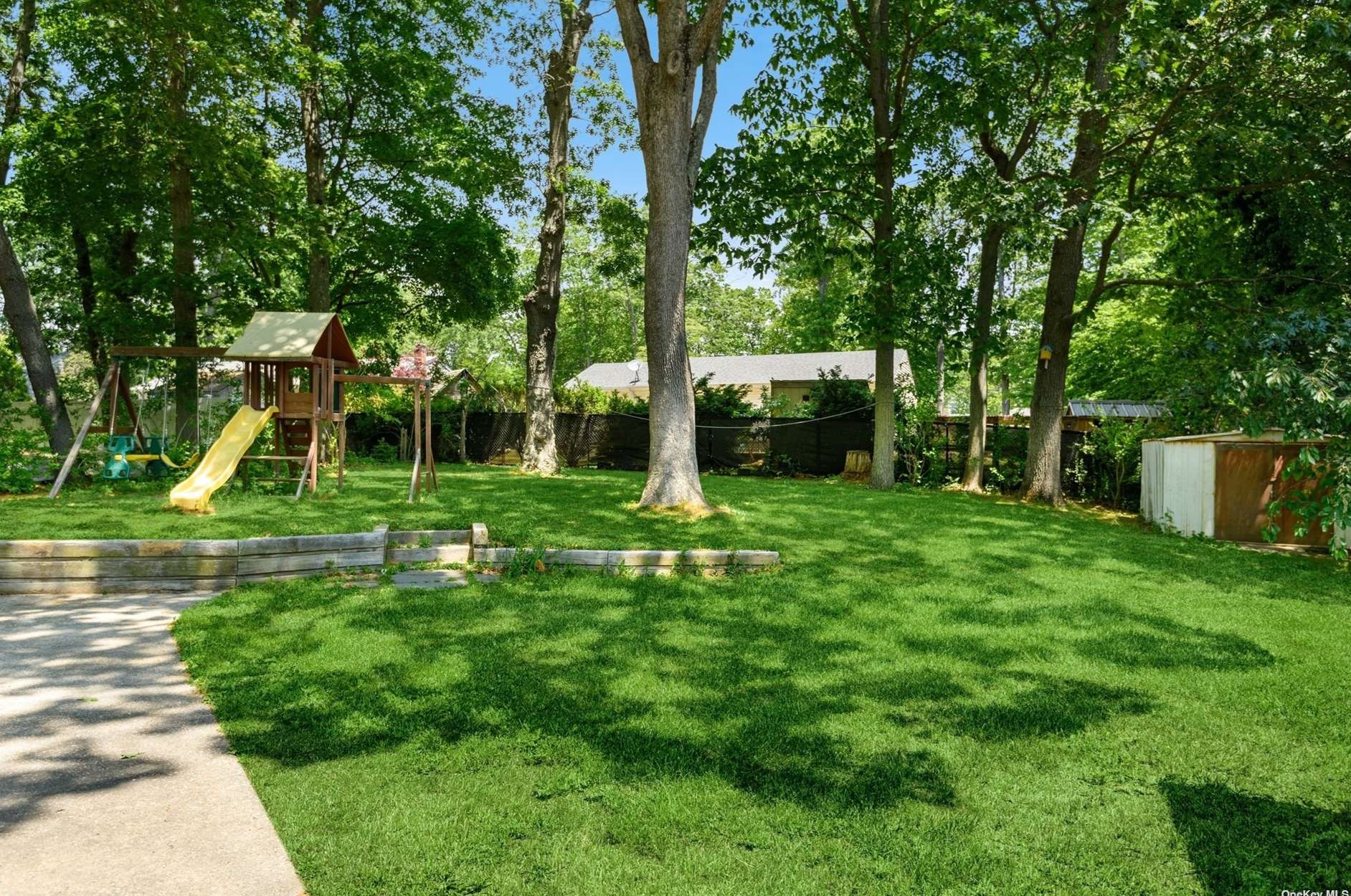 1400 Westview Dr, Mattituck NY  11952-2949 exterior