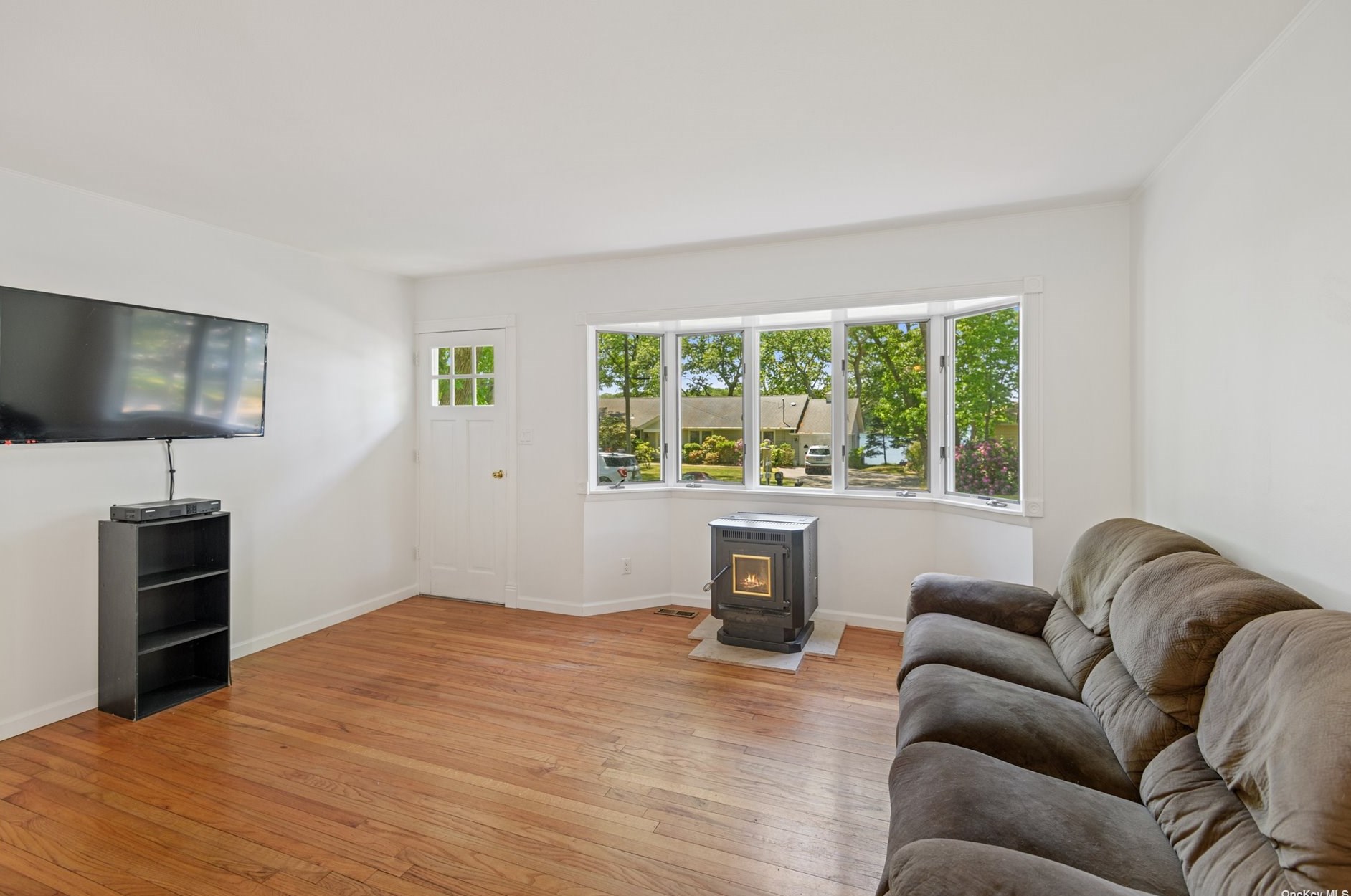 1400 Westview Dr, Mattituck NY  11952-2949 exterior