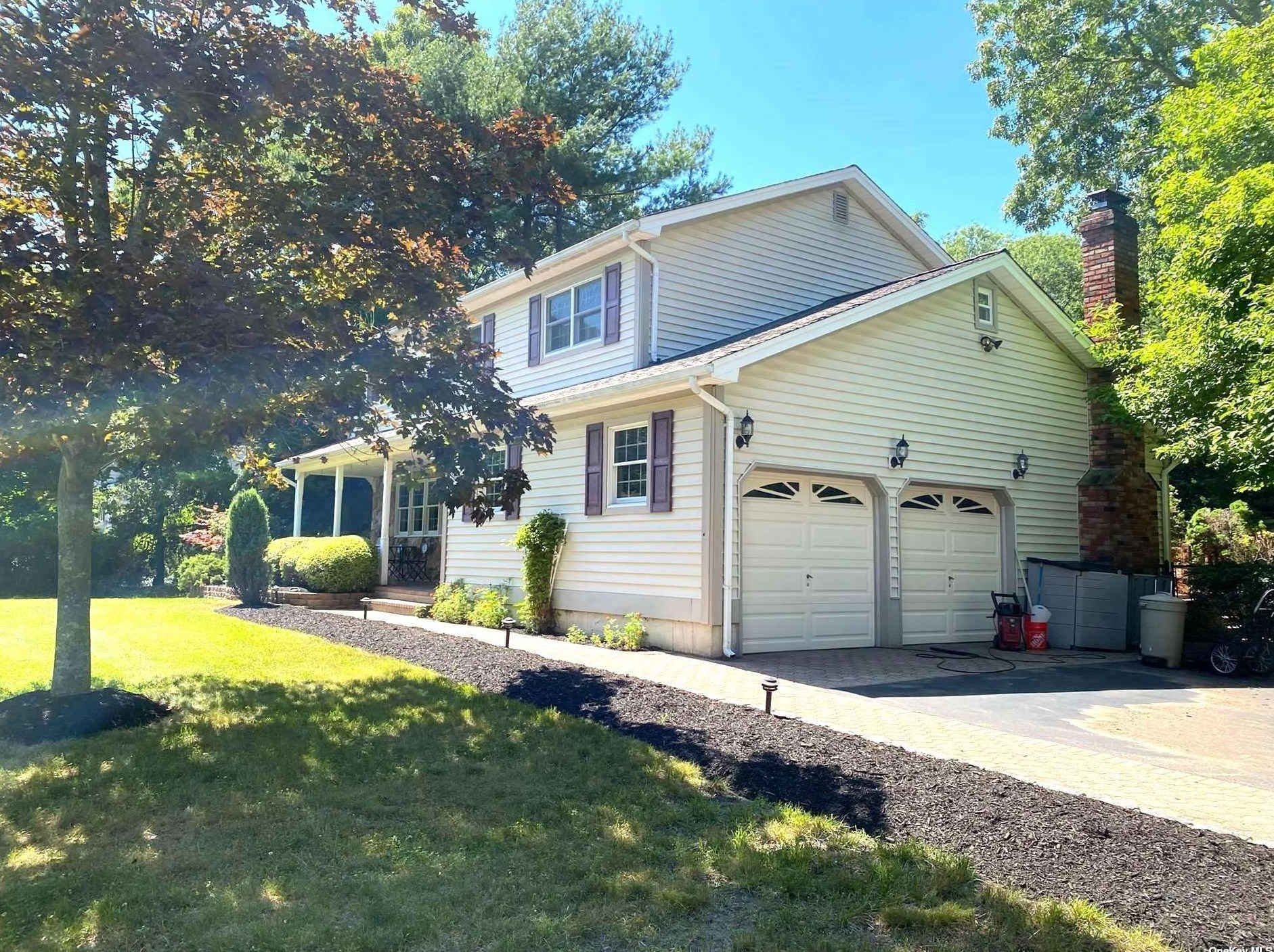 93 N Country Rd, Shoreham, NY 11786