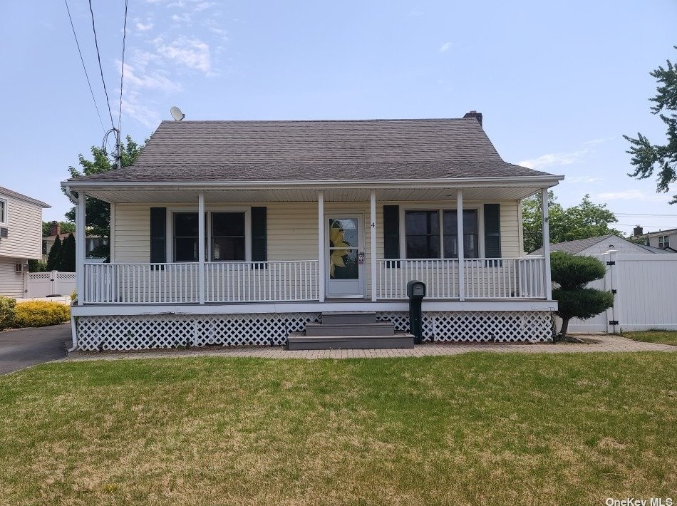4 Iram Pl, Bethpage, NY 11714