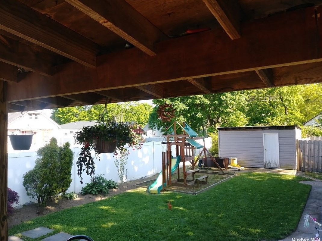 78 Forest Ave, Freeport, NY 11520-1023
