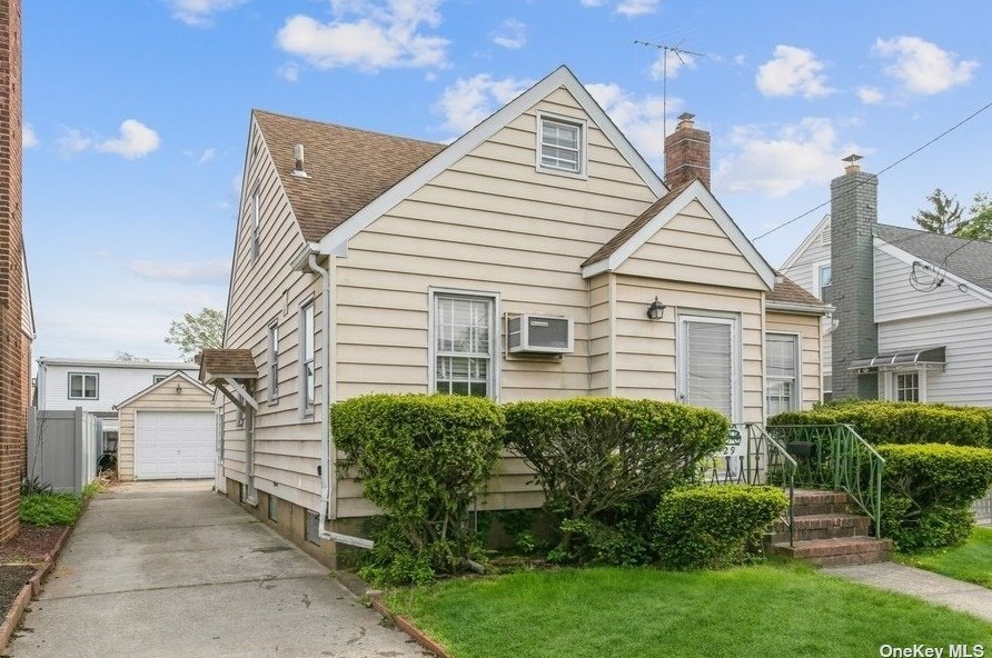 1129 Esther St, Franklin Square, NY 11010-1408