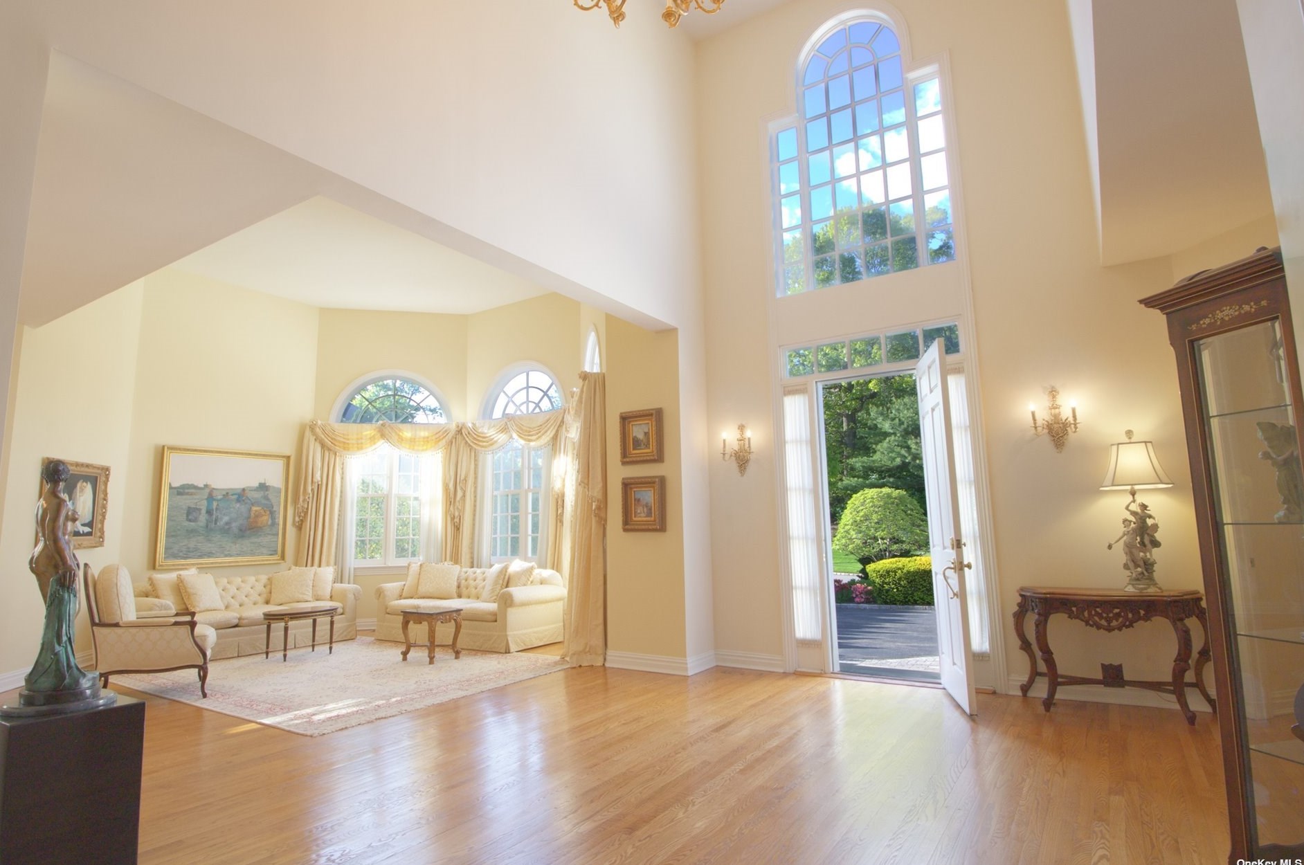 59 Charney Ct, North Hills, NY 11030