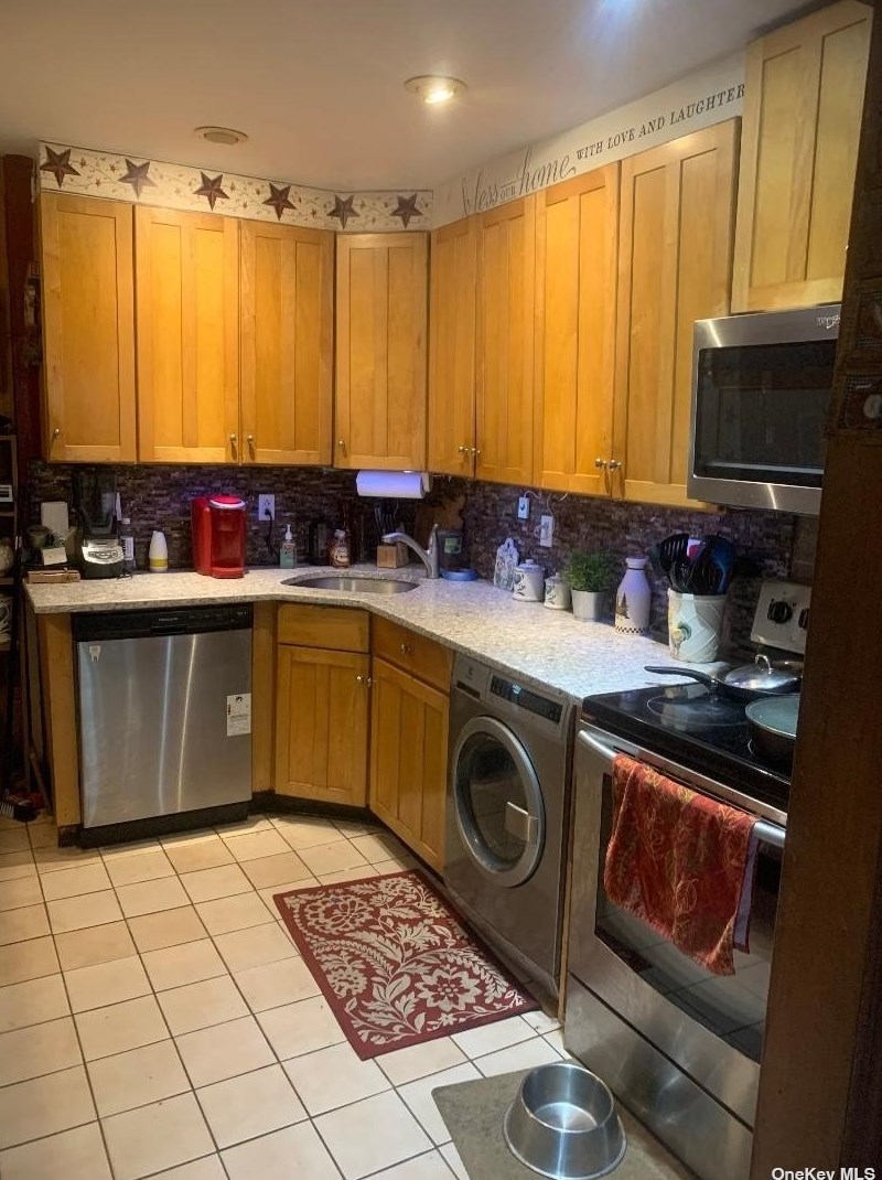 2 Violet Ln, Plainedge, NY 11756-2414