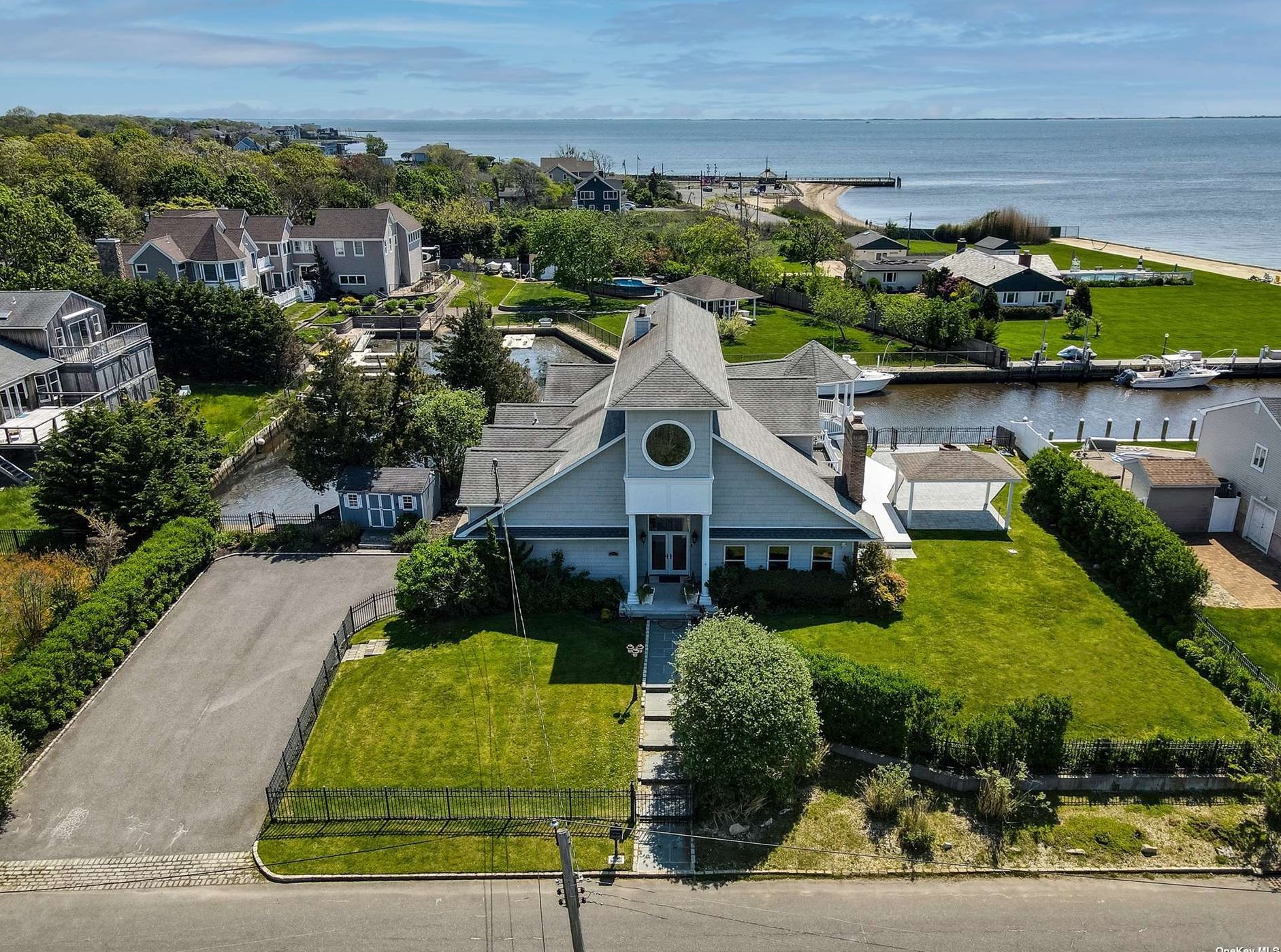293 S Snedecor Ave, Bay Port, NY 11705