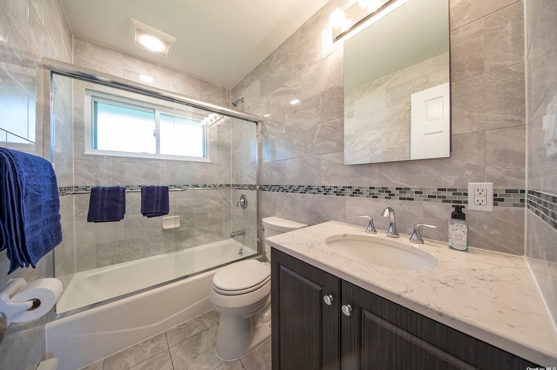 16 Comet Ln, Plainedge, NY 11756-4217