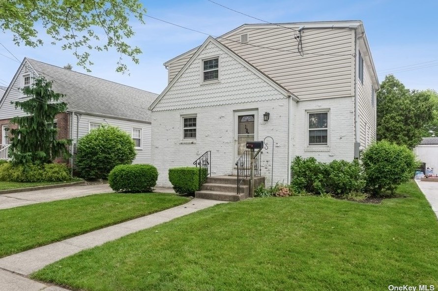 102 Albertson Pl, Garden City, NY 11501-4602