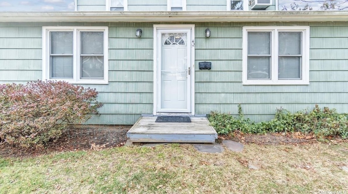 42 Perry Ave, Bayville, NY 11709