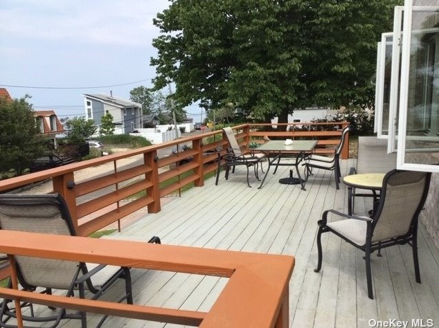 132 Shore Dr, Scotts Beach, NY 11789