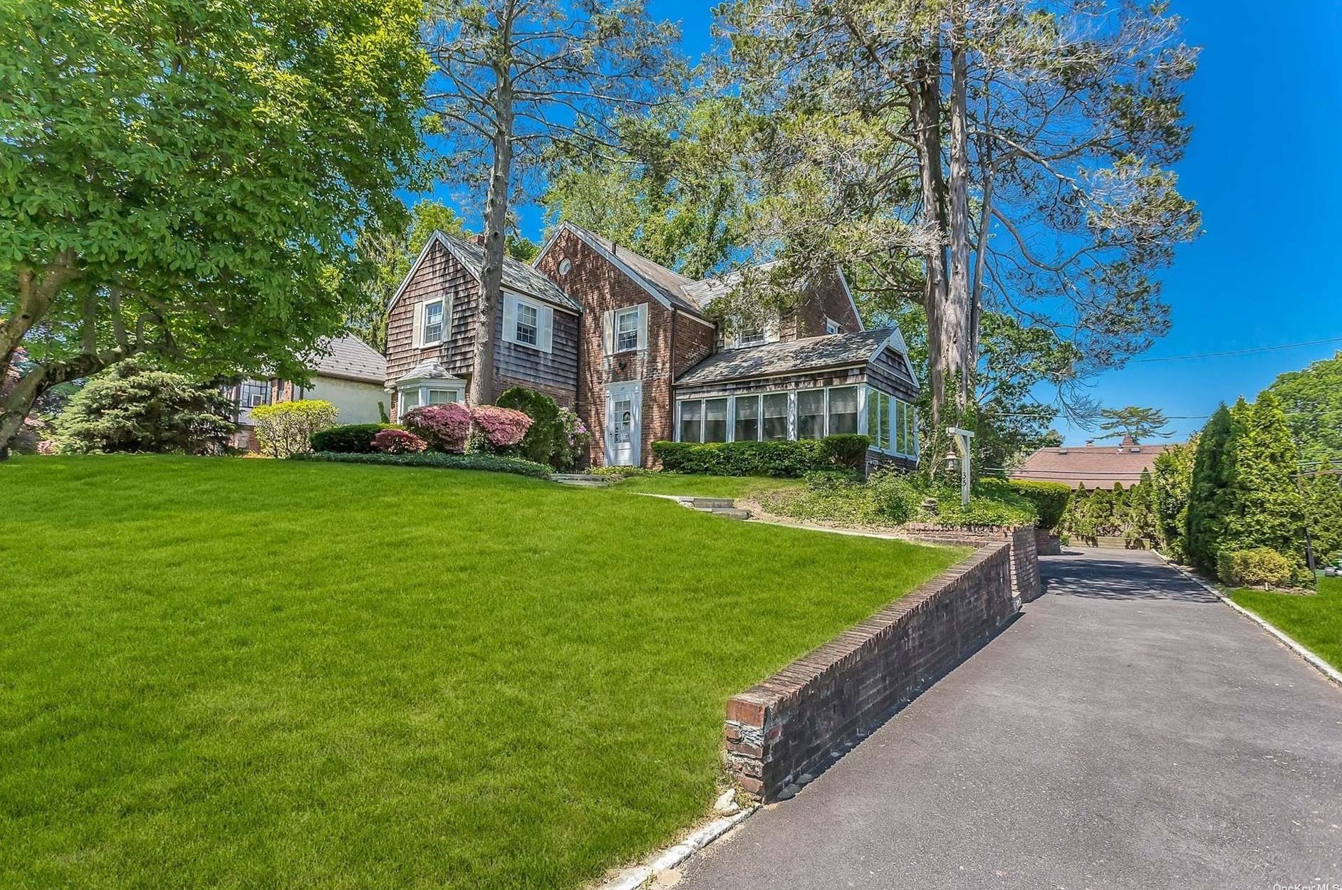 35 Great Oak Rd, North Hills, NY 11030