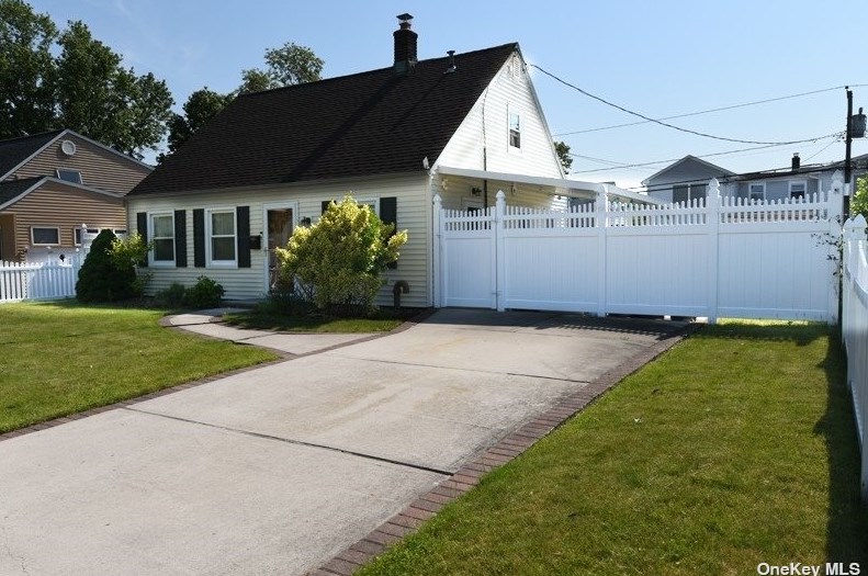 30 Harness Ln, Plainedge, NY 11756-1019