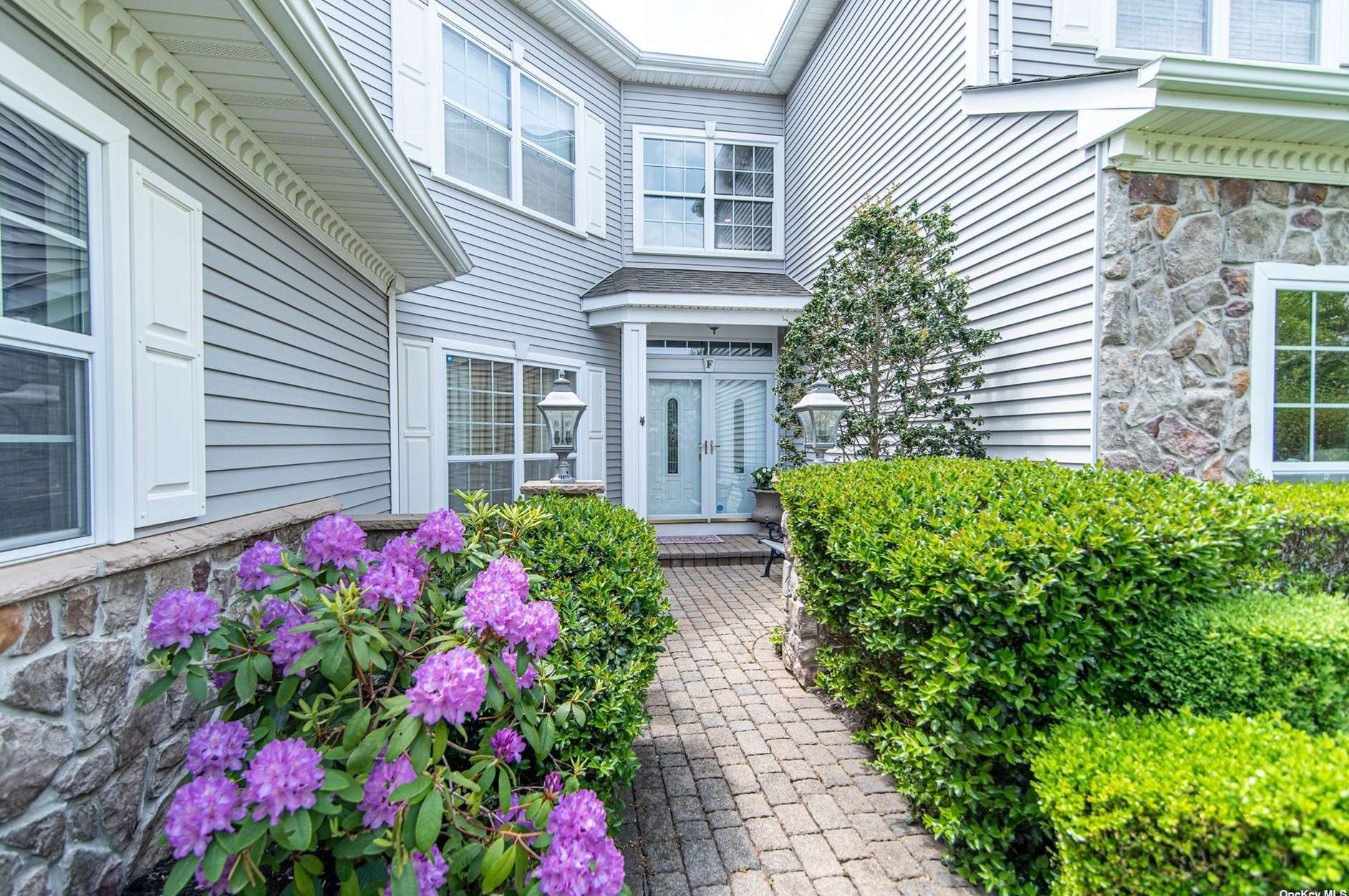 43 Hamlet Dr, Mount Sinai, NY 11766