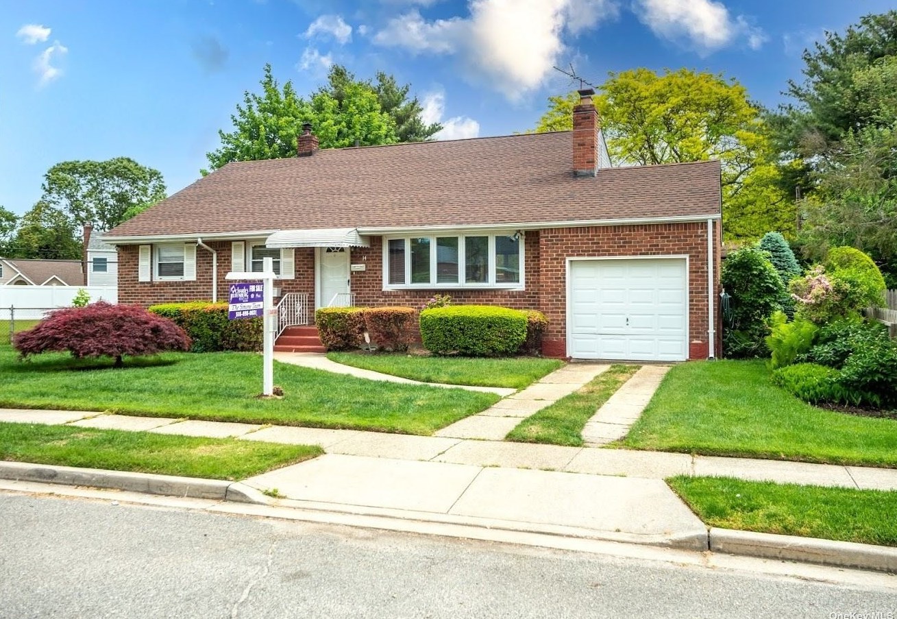 14 Robert Ct, Bethpage, NY 11714