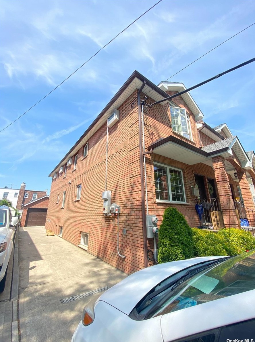 5020 207th St, Flushing, NY 11364-1115