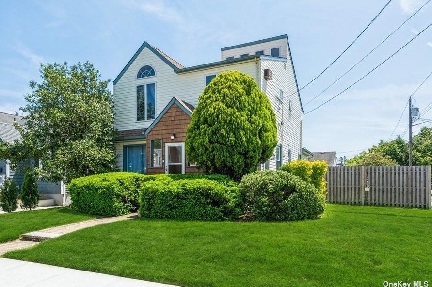 903 Saint James Pl, Franklin Square, NY 11010-2206