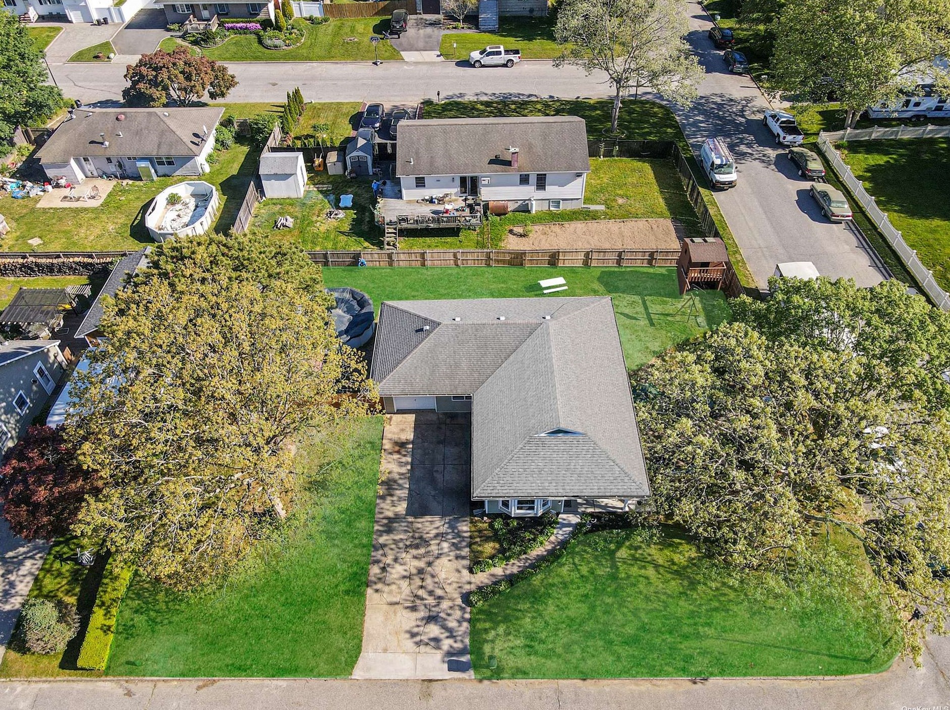 10 Crescent St, Manor Park, NY 11950-1802
